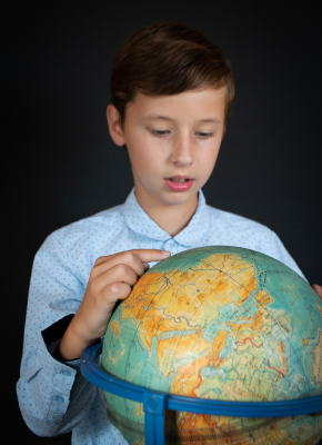 kid learning globe